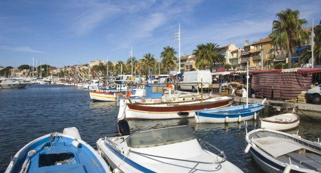 Large view of the port of Bandol, Bandol village on a market day. French riviera, France; 