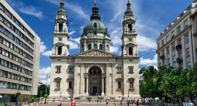 St. Stephen Square, St. Stephen Basilica, Budapest, Hungary, Europe.
