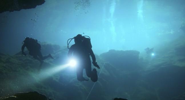 Divers in cenote.