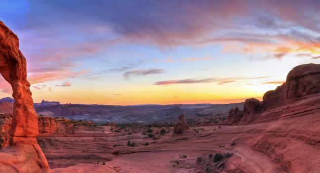 Sweeping sunset panoramic view of famous Delicate Arch in Arches National Park in Moab, Utah (HDR).